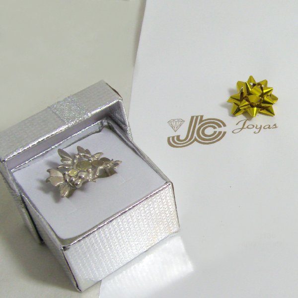 (r1330)Silver ring with floral motif.